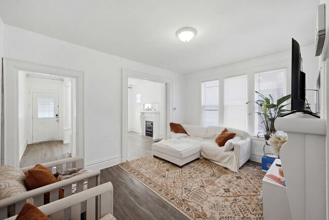 Building Photo - 2209 Summit St