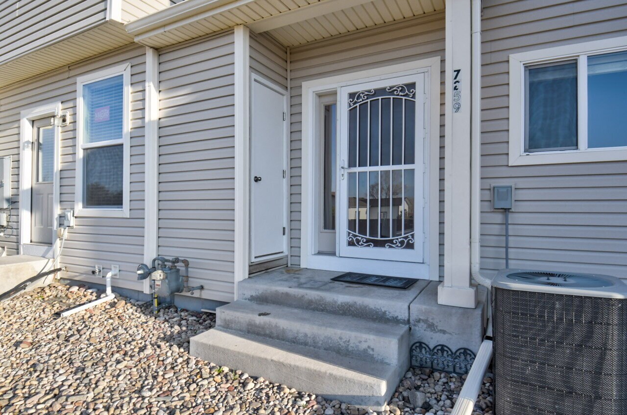 Building Photo - Move-In Ready 2-Bedroom with Central A/C –...