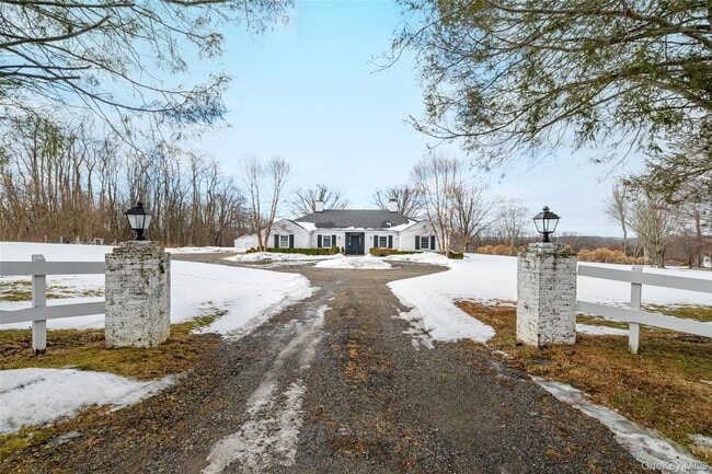 Building Photo - 159 Old Quaker Hill Rd