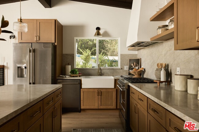 Building Photo - 885 Montecito Dr