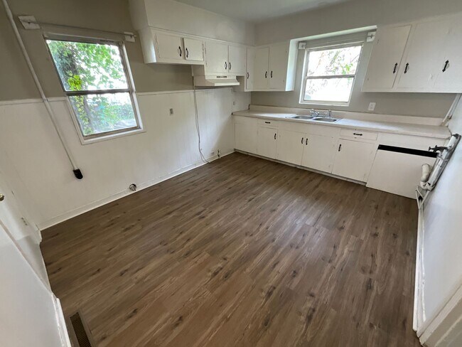 Building Photo - Near High Point University! Three bedroom cottage off University Pkwy in High Point