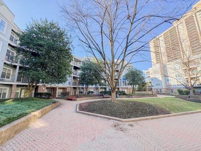 Building Photo - Freshly Renovated 1 Bed 1 Bath Condo With Balcony In Vibrant Savoy Park - Water Included