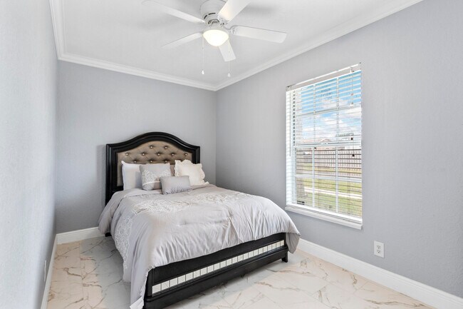 Building Photo - 812 NW 6th Ave