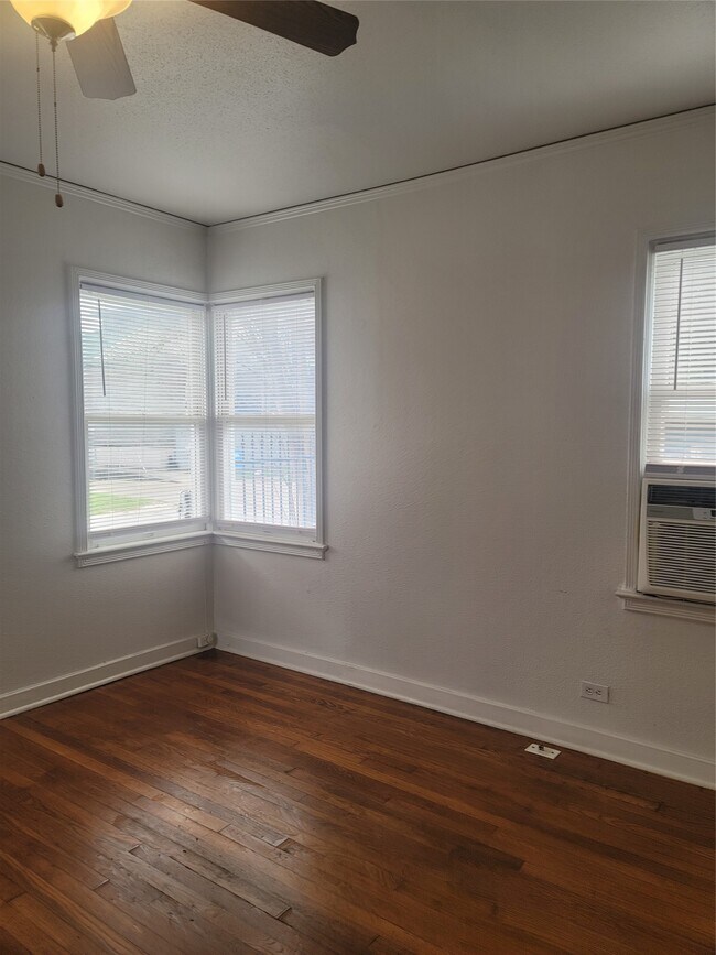 Building Photo - 1920 Binz St