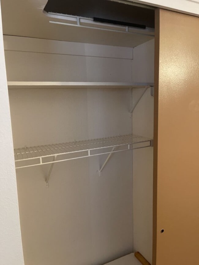 Building Photo - 2 Bed 1 Bath Duplex
