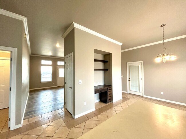 Building Photo - Spacious 3 bed 2 bath Single Family with a Large Fenced Backyard!