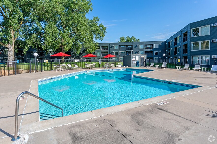 Hillsborough Apartments 2345 Woodbridge St Roseville MN 55113