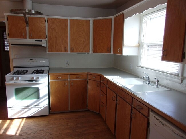 Building Photo - Character-Filled Home with Large Yard & Covered Patio