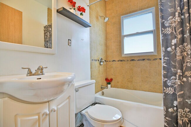 Building Photo - 603 12th Ave NW