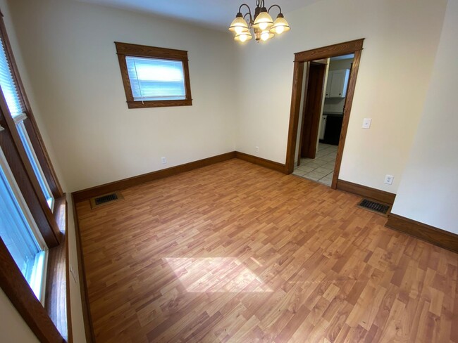 Building Photo - 3 Bedroom, 1.5 Bath Single Family Home Ava...