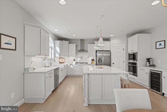 Building Photo - 2061 St Pauls Ct