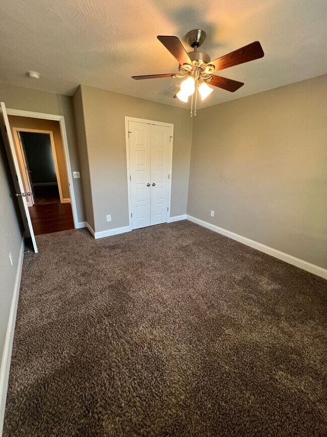 Building Photo - 4 Bedroom | 2 Bathroom | 3 Car Garage| Springfield MO | Fire Place | Covered patio!