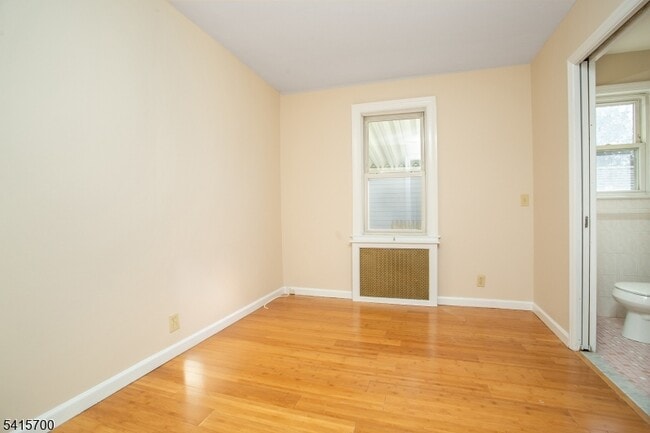 Building Photo - 27 Ashwood Ave