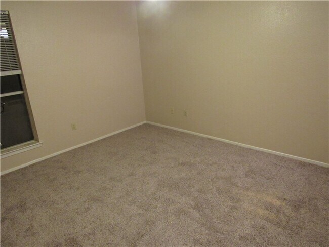 Building Photo - 2129 Andover Dr