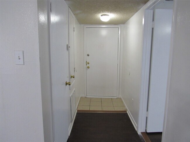 Building Photo - 17331 Red Oak Dr