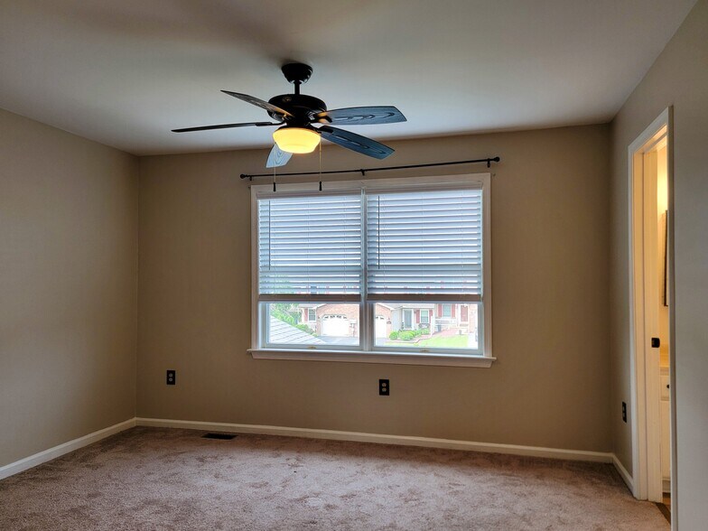 Building Photo - 390 Acorn Cir