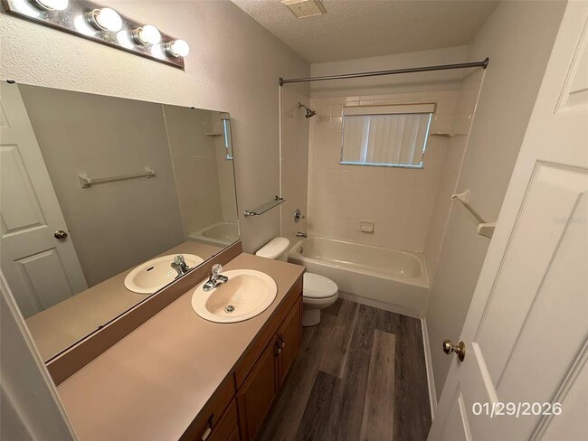 Building Photo - 2611 Vinedale Ave