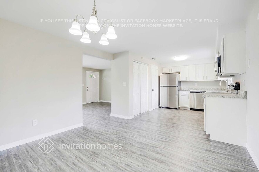 Building Photo - 8127 Kenwood Dr N