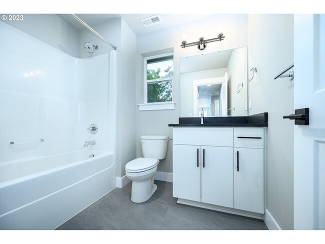 Building Photo - Beautiful Pet Friendly 3 Bedroom, 2.5 Bath House in Newberg