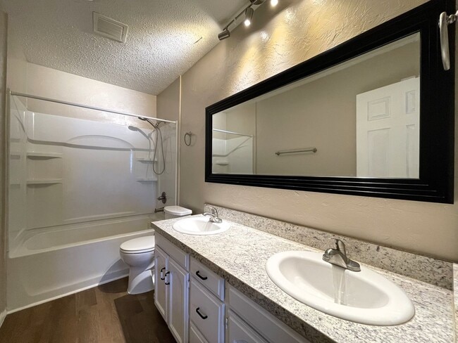 Building Photo - 3 Bedroom Home In Mustang School District!