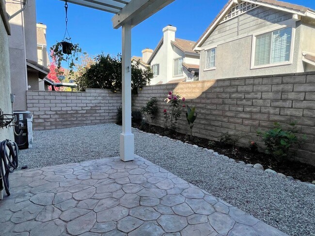 Building Photo - Charming 3 Bedroom 2.5 bath Home in gated community in Thousand Oaks!