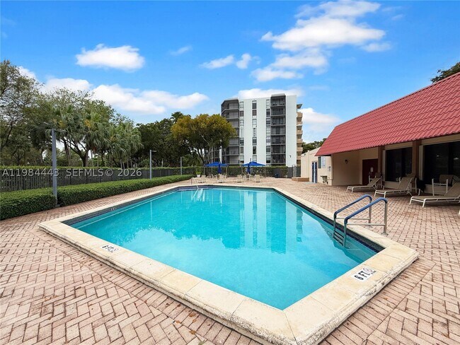 Building Photo - 3301 N Country Club Dr