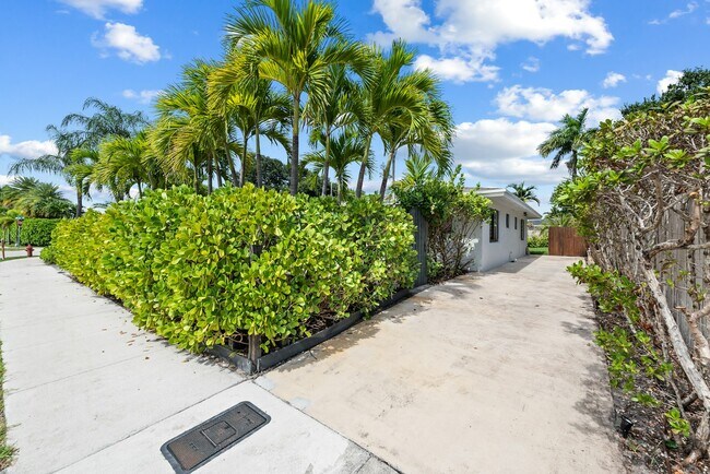 Building Photo - 2808 Middle River Dr