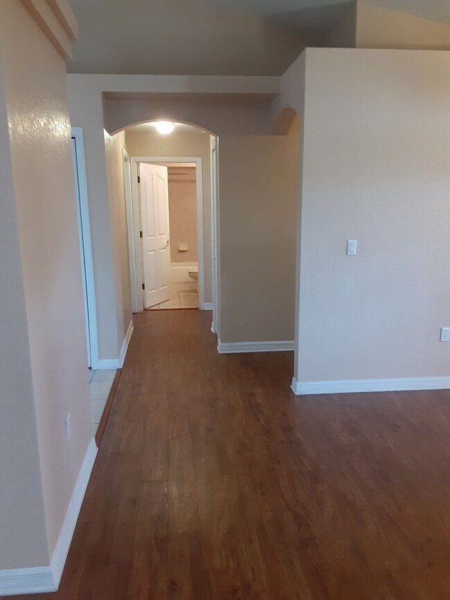 Building Photo - 3 Bedroom Home Close to Everything!
