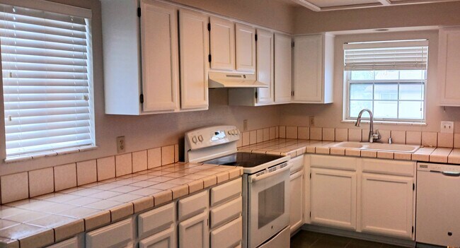 Building Photo - Great Stafford Glen Upstairs Condo