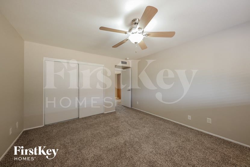 Building Photo - 4702 W Paradise Ln