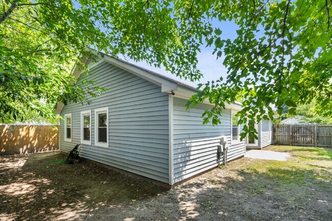 Building Photo - Cozy Timberwood Dr