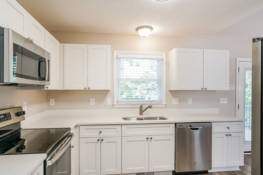 Building Photo - 1109 Ujamaa Dr