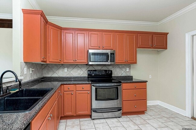 Building Photo - 18163 Pinehurst Dr