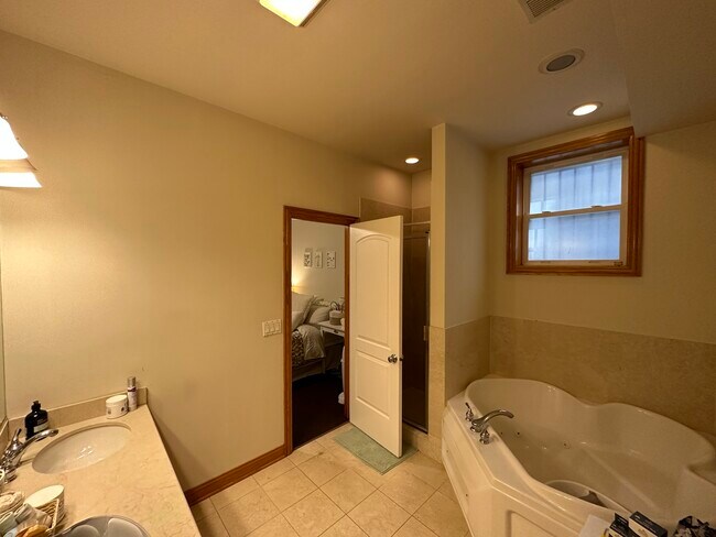 Building Photo - 4726 N Winthrop Ave