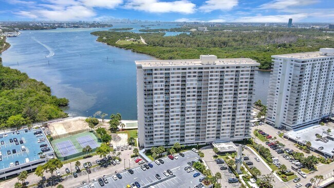 Building Photo - 300 Bayview Dr