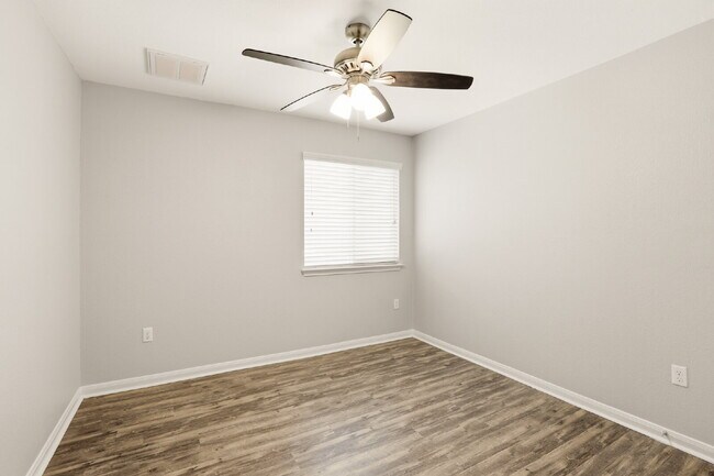 Building Photo - 4 Bed, No Carpet Home in Kyle, Available for Immediate Move-In