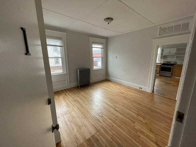 Front door and living room. - 18 North St