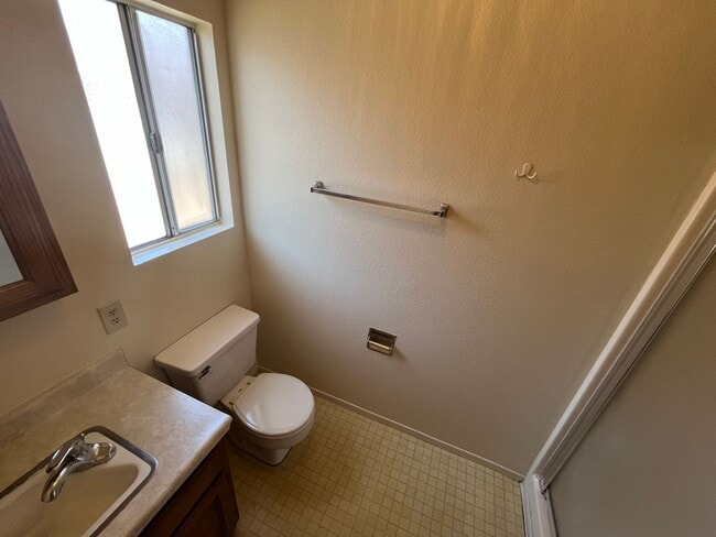 Building Photo - 533 S I St