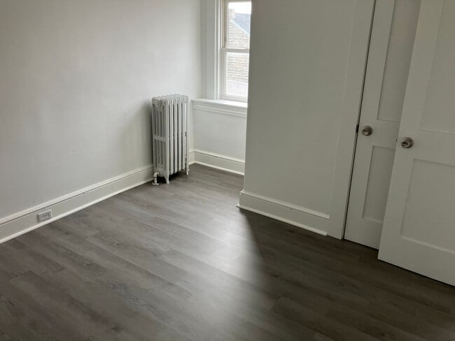 Building Photo - 422 John St