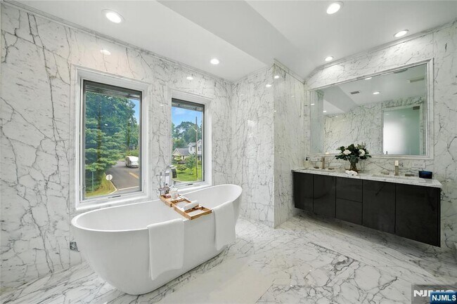 Building Photo - 44 Floral Terrace