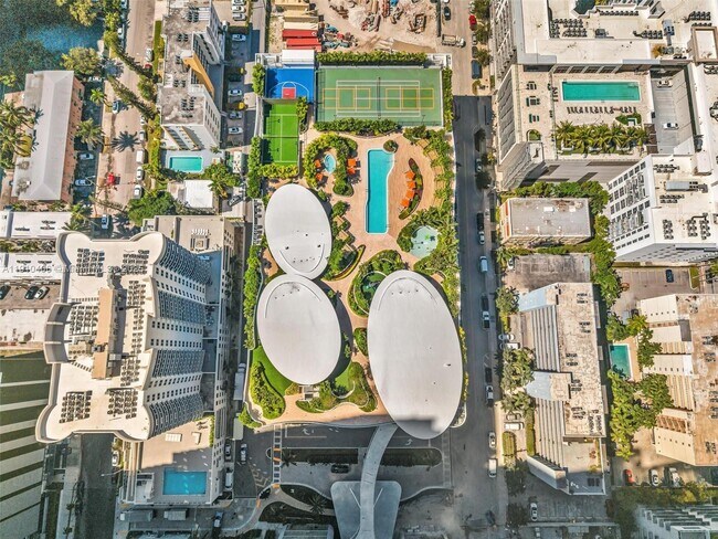 Building Photo - 700 NE 24th St