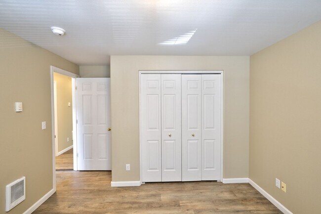 Building Photo - 1725 SW Forest Ridge Ave