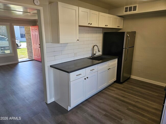 Building Photo - 324 W Pasadena Ave