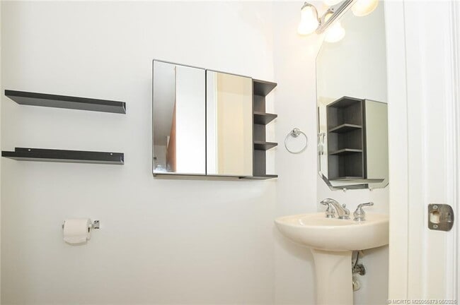 Building Photo - 2206 SW Cape Cod Dr
