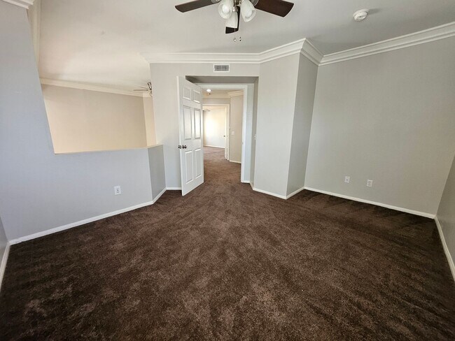 Building Photo - New Listing!