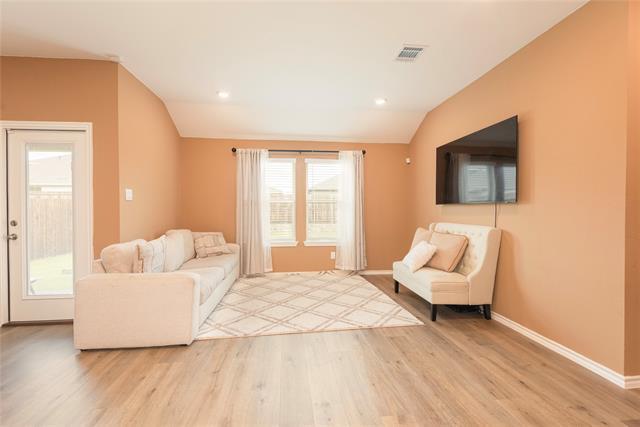 Building Photo - 300 Tadpole Ln