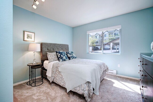 Building Photo - 3Bd/2Ba Issaquah Condo