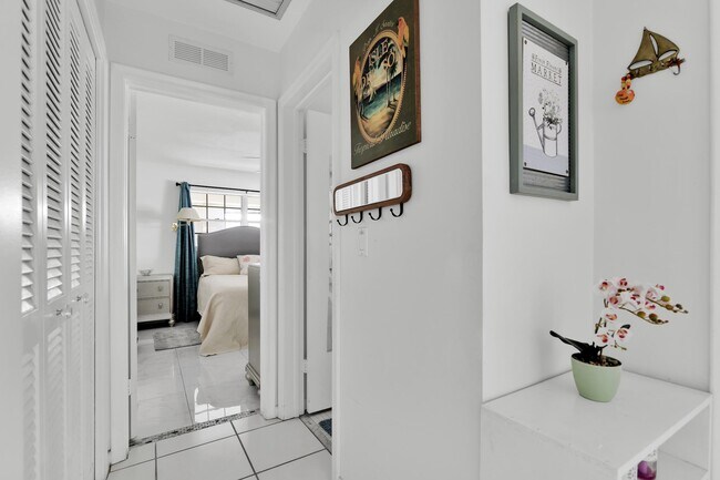 Building Photo - 450 French Royale Cir