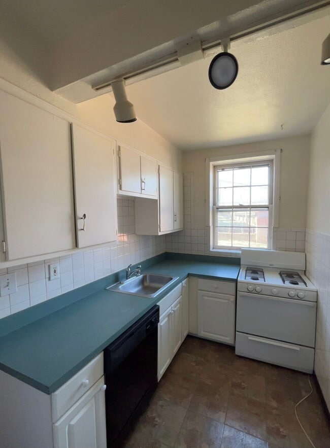 Kitchen - 915 De Mun Ave