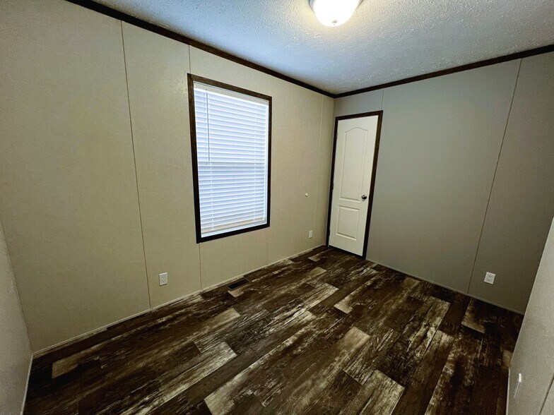 Building Photo - 38055 Leverette Ave